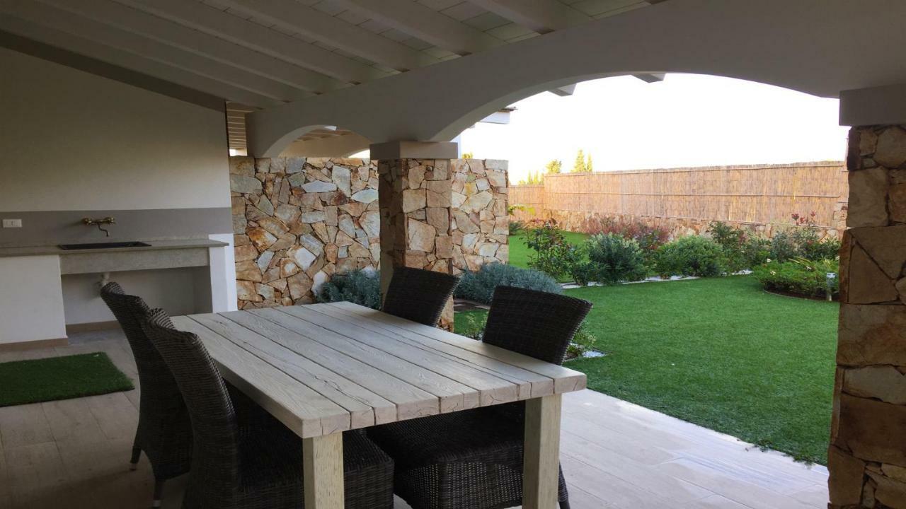 Residence Elegance Ville Ed Appartamenti A Porto Pino Exteriör bild
